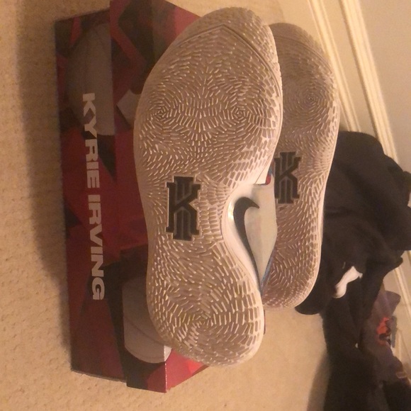 Nike Kyrie 2 Low Multi-Color - Picture 4 of 4